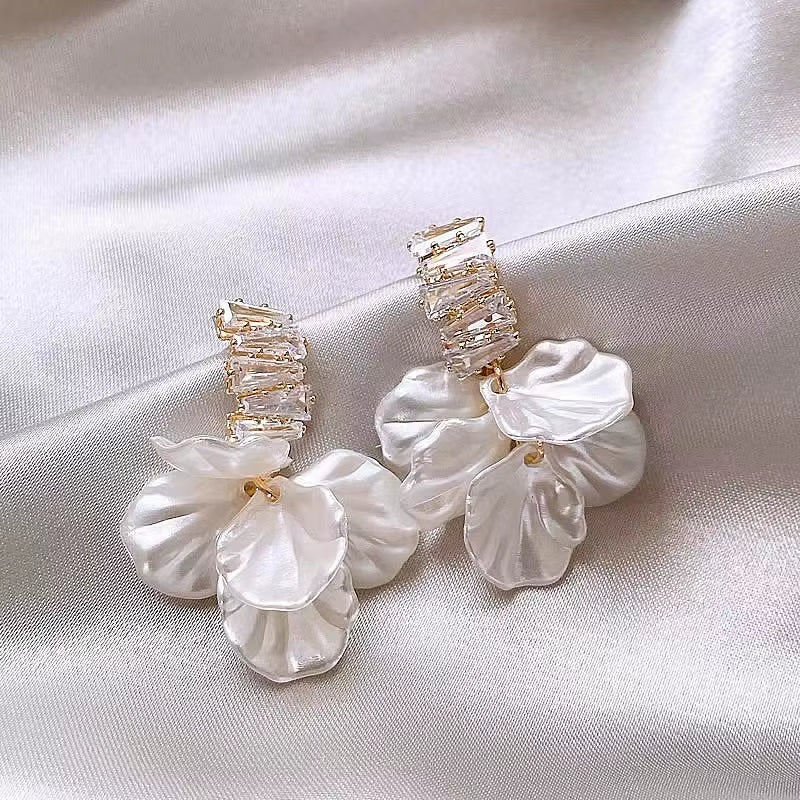 Korean Style Shell Dangle Earrings – White Crystal Zircon Flower Drop Earrings for Women, Elegant Bridal & Party Jewelry Accessories